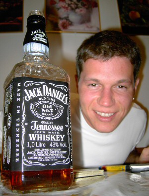 Ein seltenes Bild: Sven trinkt Jack Daniels.