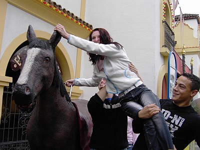 Tanja traut sich nicht mehr vom Pferd.