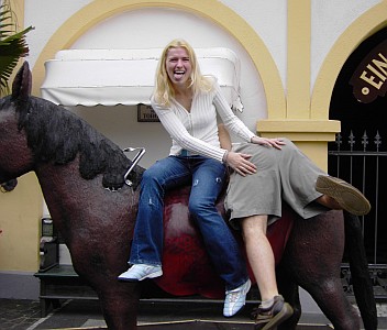 Olga hat gleich zwei Pferde.